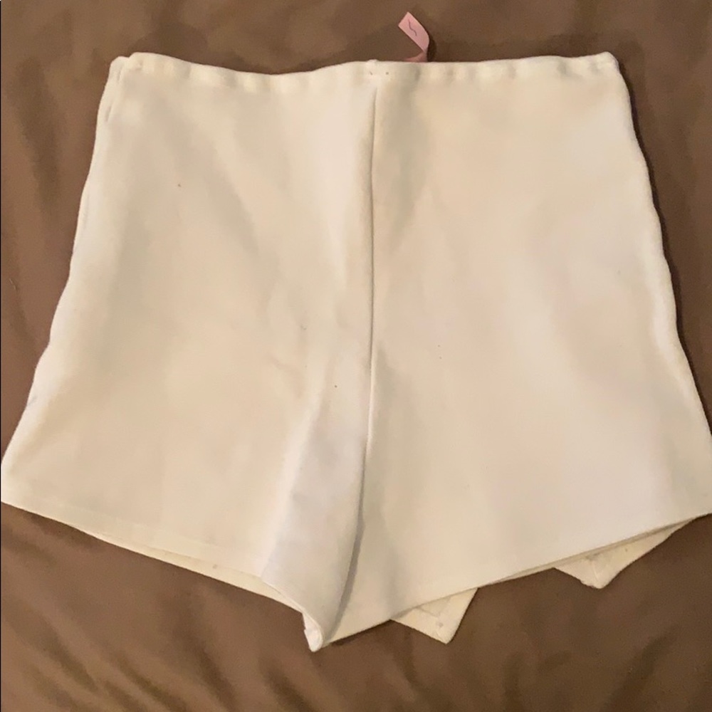 White skort - Picture 2 of 2